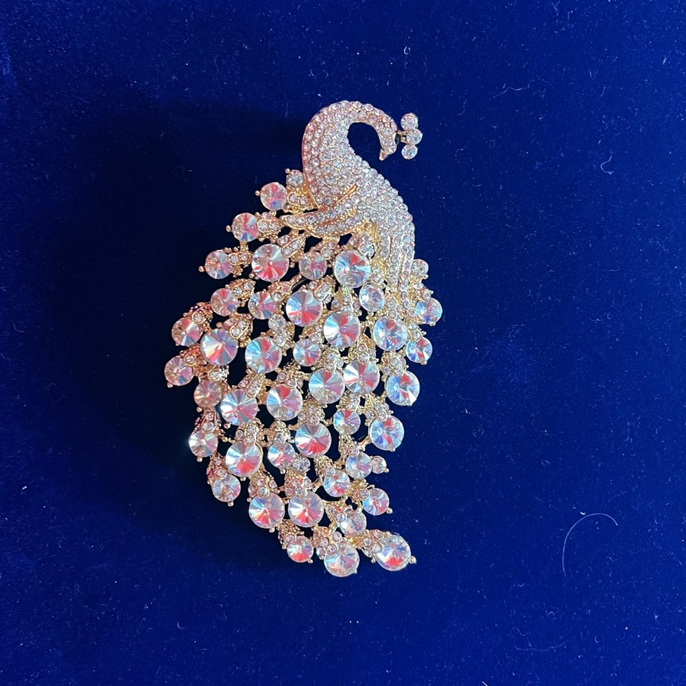 Dazzling clear crystal peacock brooch brand new gorgeous